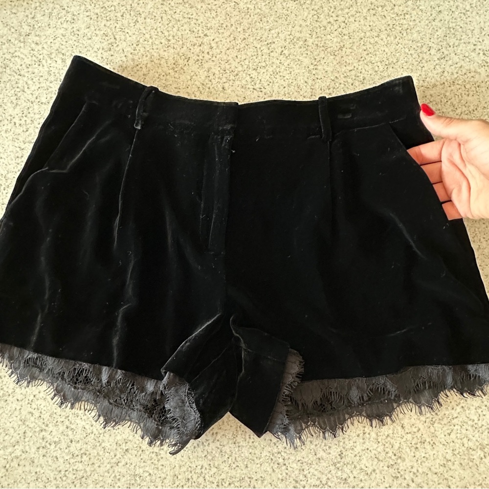 DIANE VON FURSTENBURG VELVET DRESS SHORTS W/ LACE SCALLOPED TRIM ~ size 8